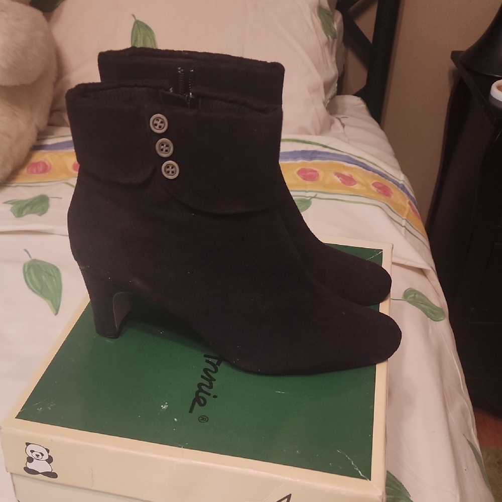 Black low hill short boots